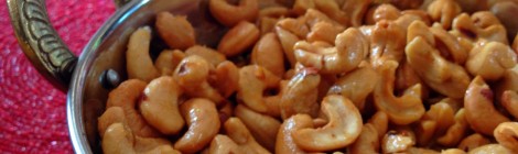 Need a last minute gift idea for the holidays? Make homemade Sweet & Spicy Glazed Cashews